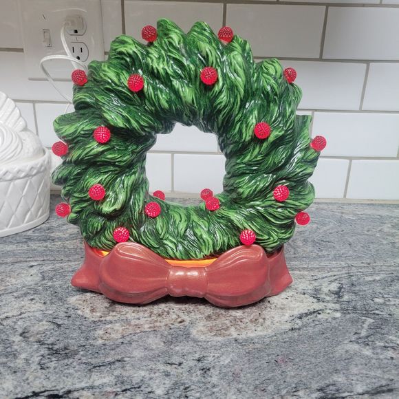 Vtg Ceramic Lighted Christmas Wreath Holly Berry Light Lamp w/ Red Bow base 12" - Picture 1 of 5
